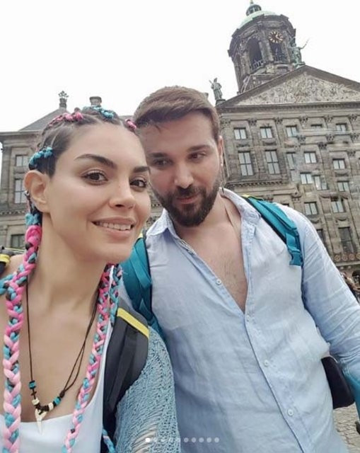 Sırt çantasını taktı kimse onu tanımadı Ünlü çiftin yurt dışı kaçamağı