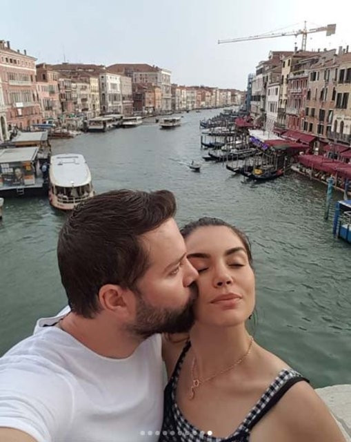 Sırt çantasını taktı kimse onu tanımadı Ünlü çiftin yurt dışı kaçamağı