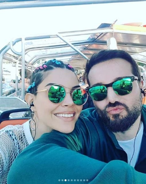 Sırt çantasını taktı kimse onu tanımadı Ünlü çiftin yurt dışı kaçamağı