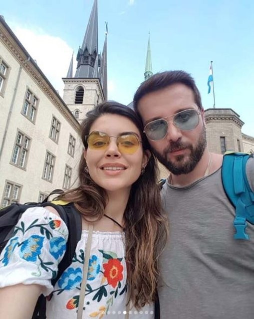 Sırt çantasını taktı kimse onu tanımadı Ünlü çiftin yurt dışı kaçamağı