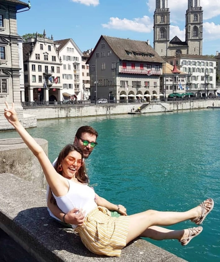 Sırt çantasını taktı kimse onu tanımadı Ünlü çiftin yurt dışı kaçamağı