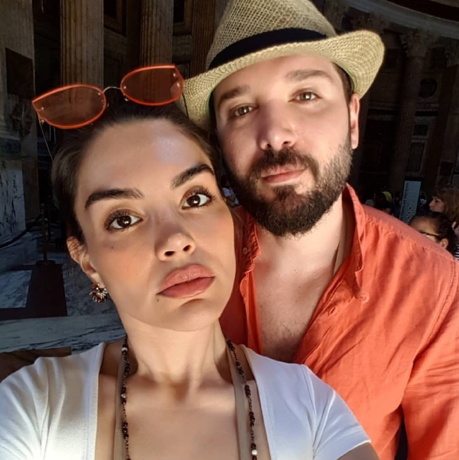 Sırt çantasını taktı kimse onu tanımadı Ünlü çiftin yurt dışı kaçamağı