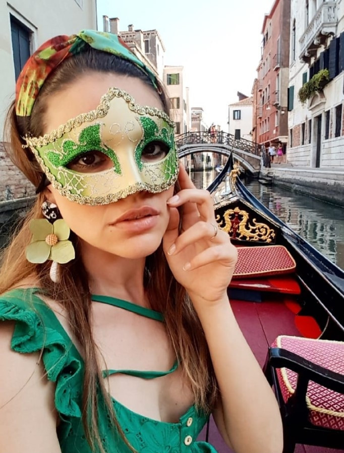 Sırt çantasını taktı kimse onu tanımadı Ünlü çiftin yurt dışı kaçamağı