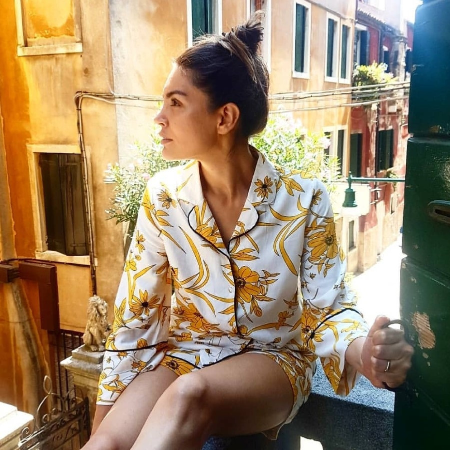 Sırt çantasını taktı kimse onu tanımadı Ünlü çiftin yurt dışı kaçamağı