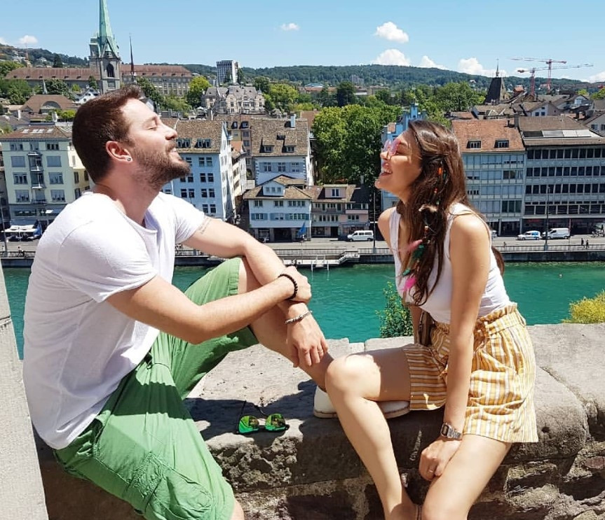 Sırt çantasını taktı kimse onu tanımadı Ünlü çiftin yurt dışı kaçamağı