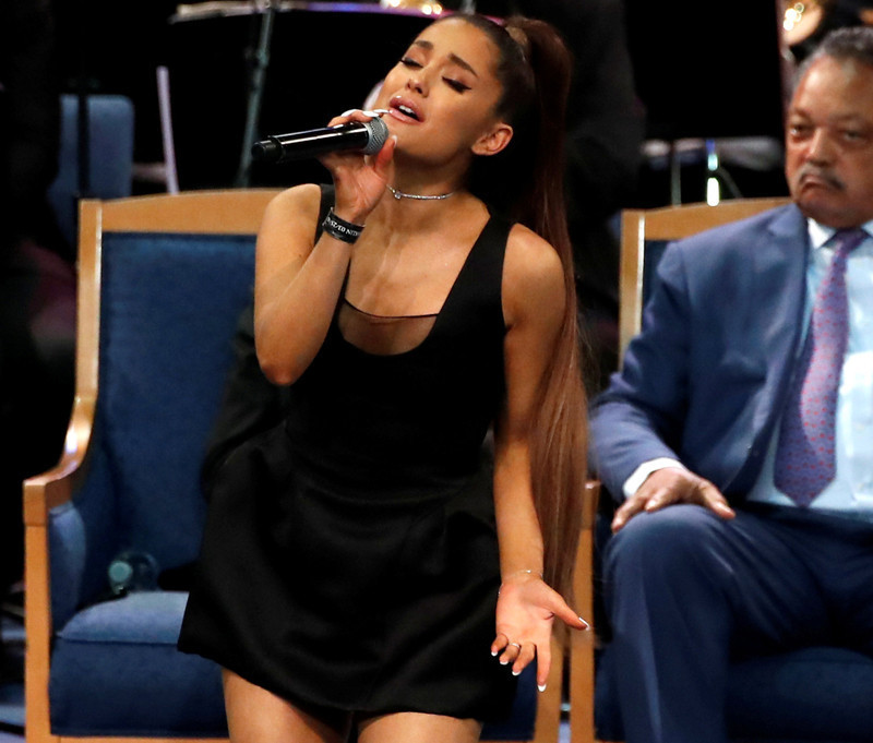 Rahipten ünlü şarkıcı Ariana Grandeye taciz özrü