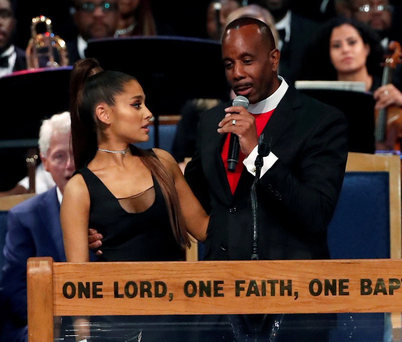 Rahipten ünlü şarkıcı Ariana Grandeye taciz özrü