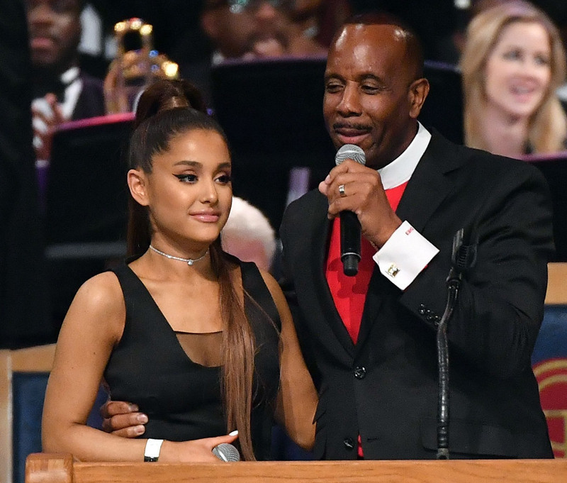 Rahipten ünlü şarkıcı Ariana Grandeye taciz özrü