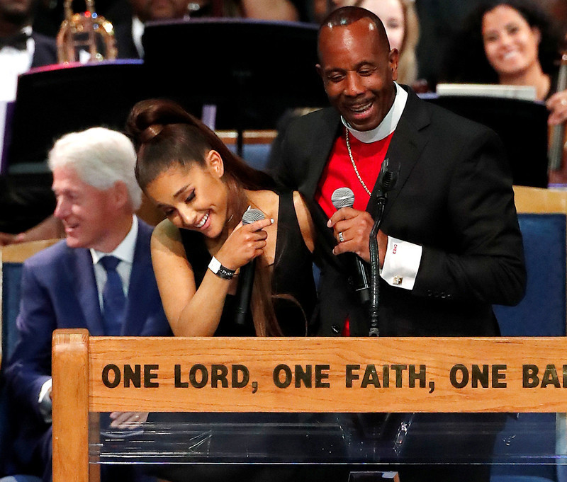 Rahipten ünlü şarkıcı Ariana Grandeye taciz özrü