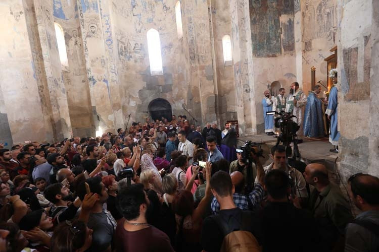 Akdamarda 3 yıl aradan sonra ilk ayin