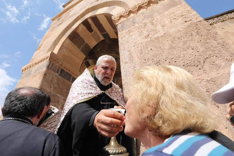 Akdamarda 3 yıl aradan sonra ilk ayin
