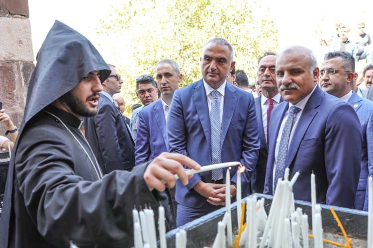 Akdamarda 3 yıl aradan sonra ilk ayin