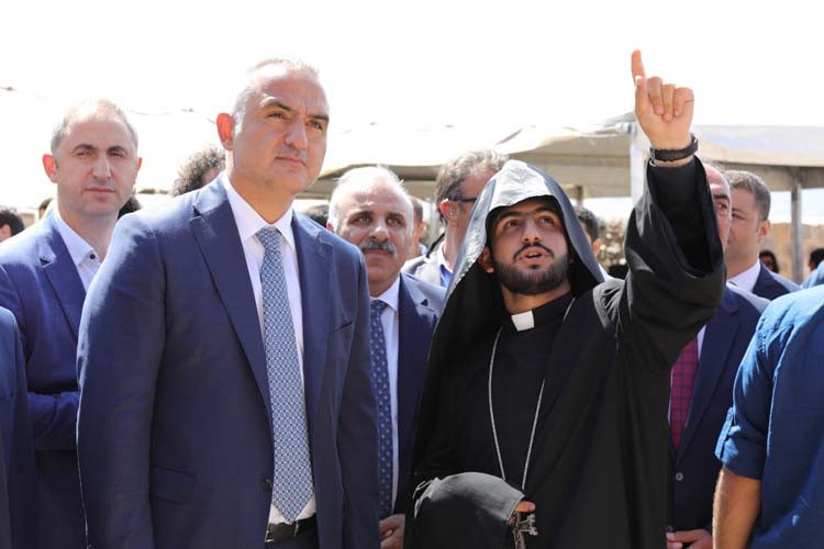 Akdamarda 3 yıl aradan sonra ilk ayin