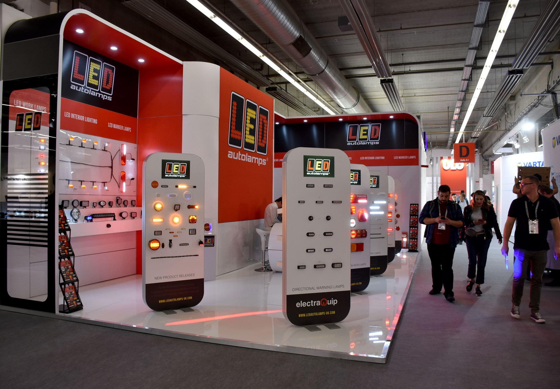 Herkes akın etti büyük beğeni topladı Hepsi birbirinden değerli, görücüye çıktılar Herkes akın etti büyük beğeni topladı Hepsi birbirinden değerli, görücüye çıktılar