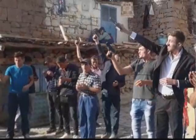 Düğünde silahlarla havaya ateş açtılar