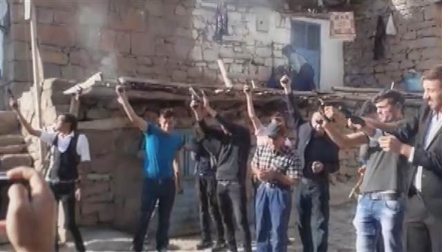Düğünde silahlarla havaya ateş açtılar