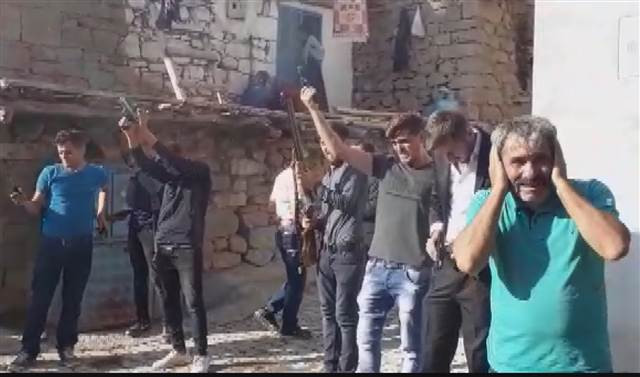 Düğünde silahlarla havaya ateş açtılar