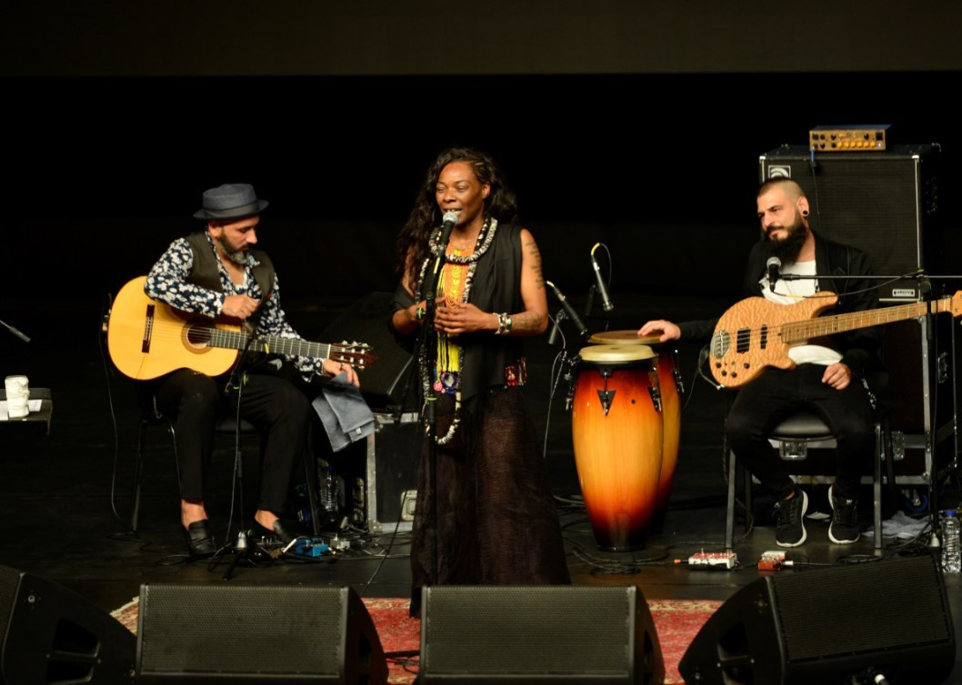 Sahnede gözyaşı Sahnede gözyaşı