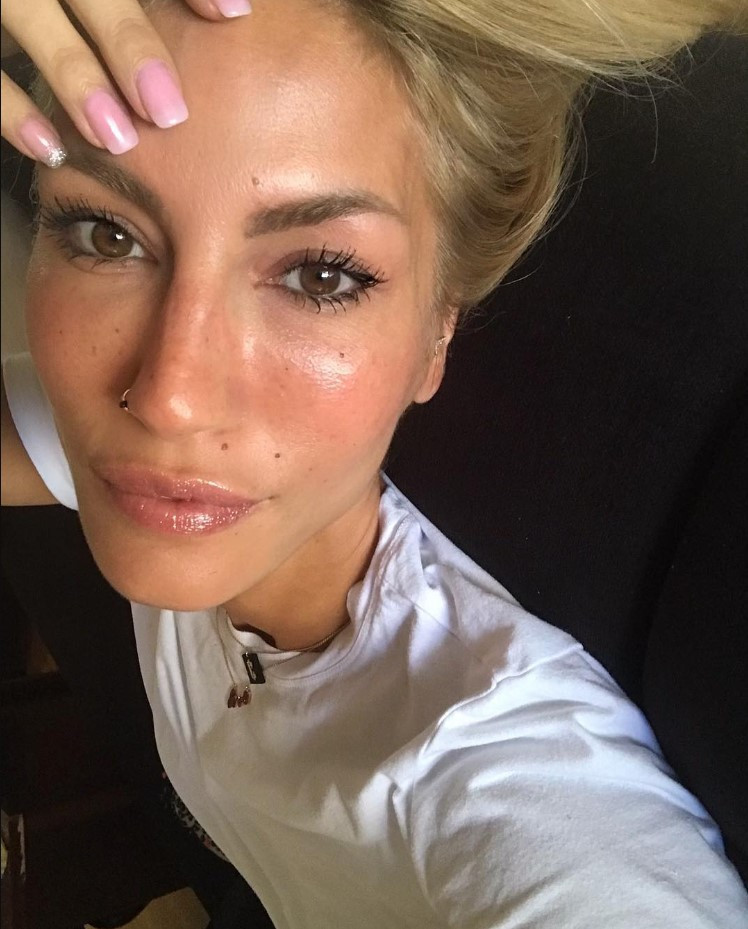 Demet Akalını çıldırtan yorum Bebeğinden utanmadığın belli Demet Akalını çıldırtan yorum Bebeğinden utanmadığın belli