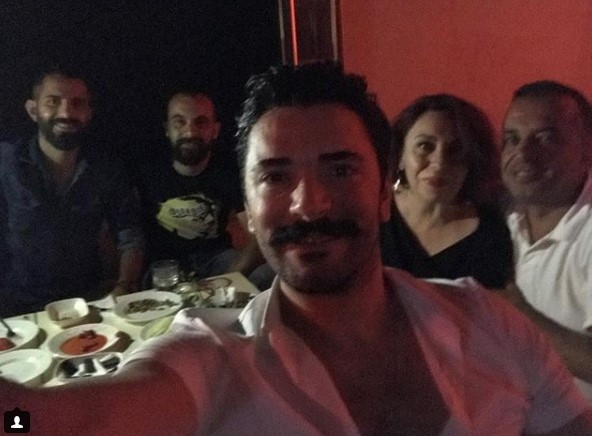 25 yaş küçük rol arkadaşıyla aşk mı yaşıyor