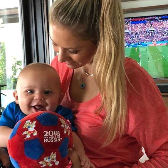 Kahvaltı niyetine sevişiyoruz