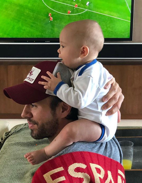 Kahvaltı niyetine sevişiyoruz