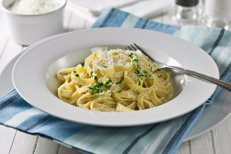 Fettuccine alfredo tarifi