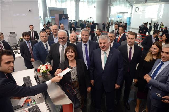 İstanbul Havalimanında ilk ticari uçuşu THY yaptı