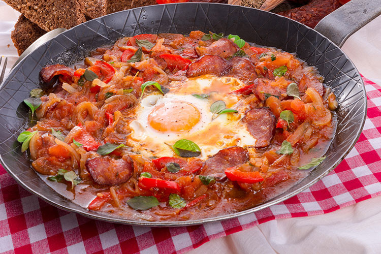 Peynirli fesleğenli menemen tarifi