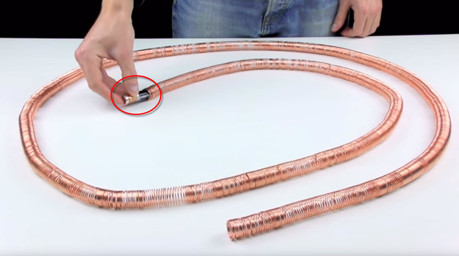 Pil ve bakırı kullanarak öyle bir şey yaptı ki...