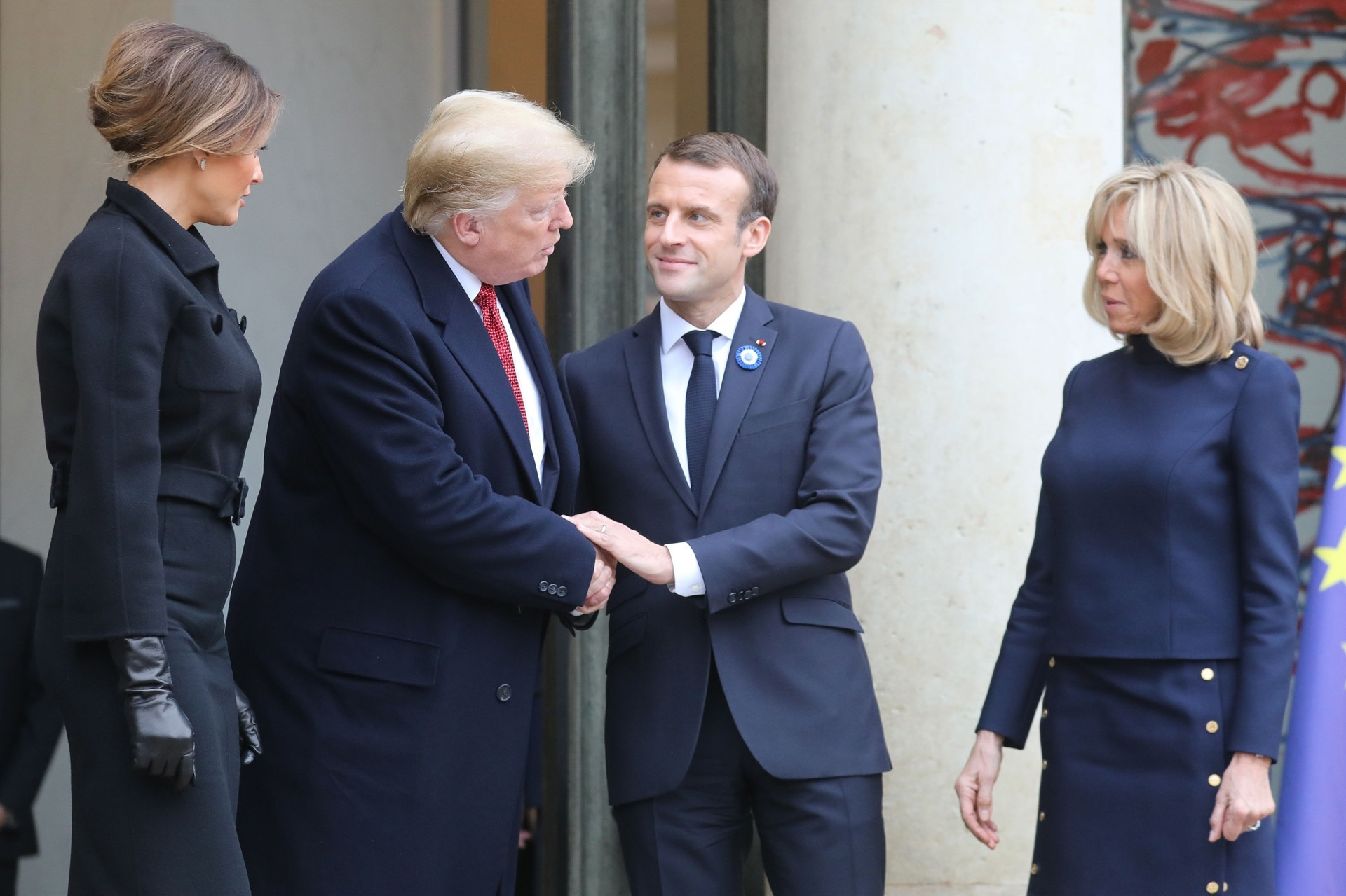 Профайлер объяснил навязчивое поведение Трампа с Брижит Макрон