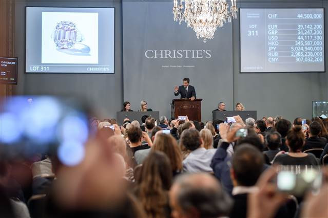 Süslü Parlak Pembe elmas yüzük rekor fiyata satıldı Süslü Parlak Pembe elmas yüzük rekor fiyata satıldı