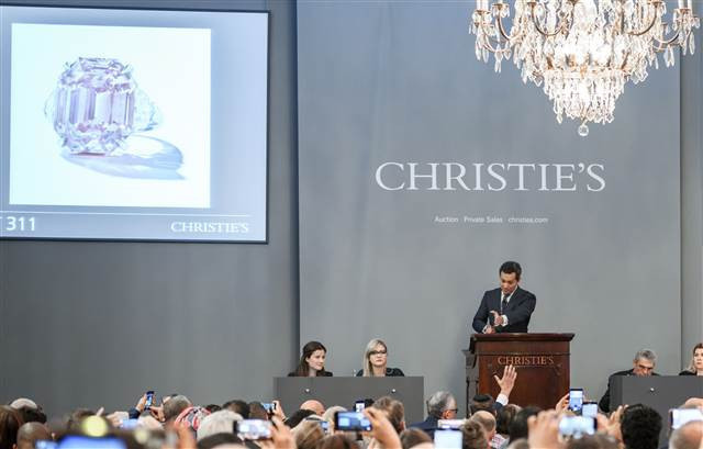 Süslü Parlak Pembe elmas yüzük rekor fiyata satıldı Süslü Parlak Pembe elmas yüzük rekor fiyata satıldı