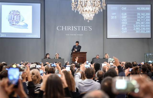 Süslü Parlak Pembe elmas yüzük rekor fiyata satıldı Süslü Parlak Pembe elmas yüzük rekor fiyata satıldı