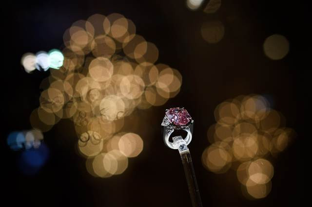 Süslü Parlak Pembe elmas yüzük rekor fiyata satıldı Süslü Parlak Pembe elmas yüzük rekor fiyata satıldı