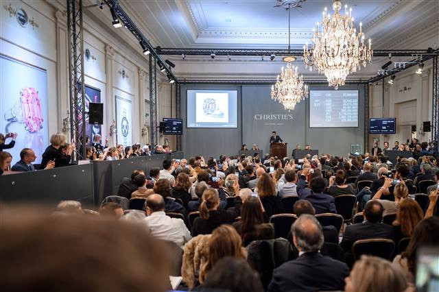 Süslü Parlak Pembe elmas yüzük rekor fiyata satıldı Süslü Parlak Pembe elmas yüzük rekor fiyata satıldı