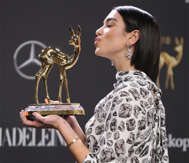 Sibel ortaya çıktı