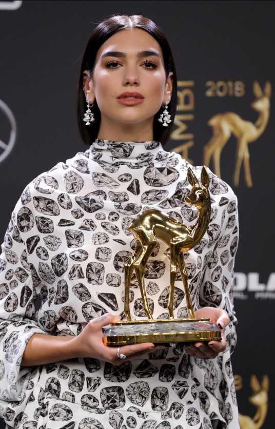Sibel ortaya çıktı