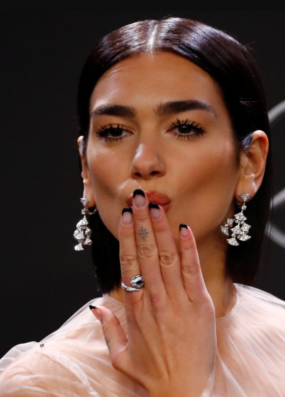 Sibel ortaya çıktı