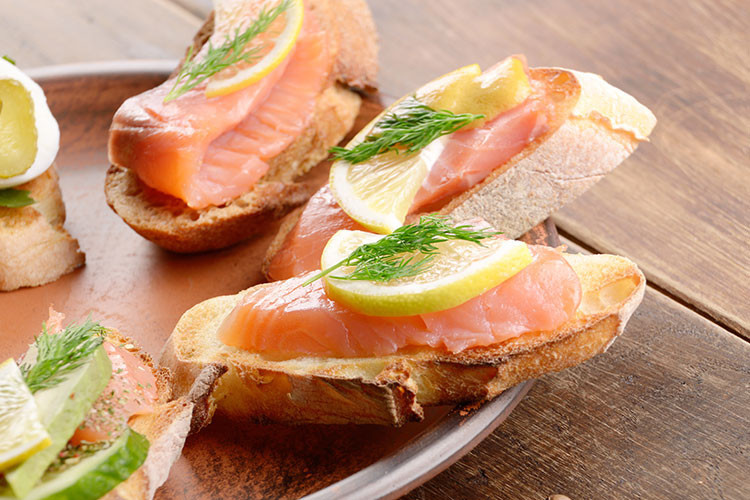 Focaccia ekmeğinde somon füme tarifi