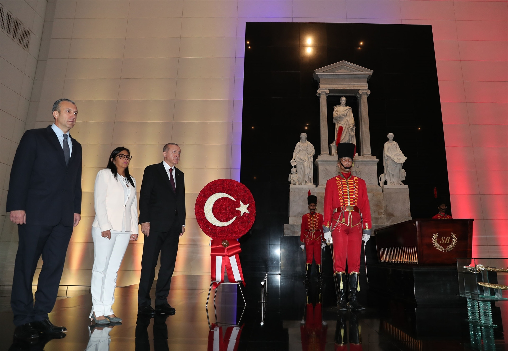 Madurodan dikkat çeken hareket Türk bayrağını yerde görünce...