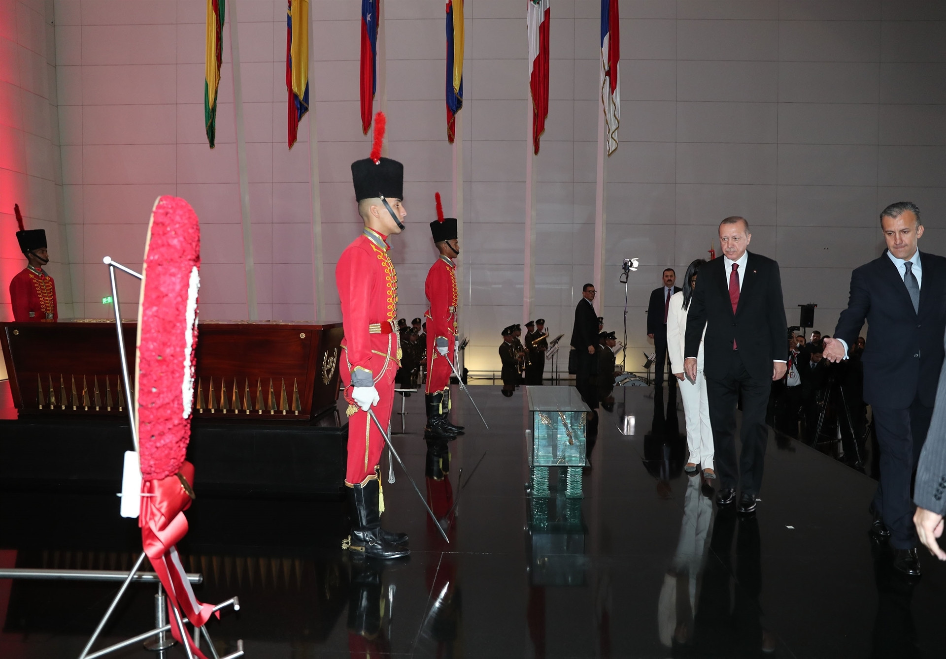 Madurodan dikkat çeken hareket Türk bayrağını yerde görünce...