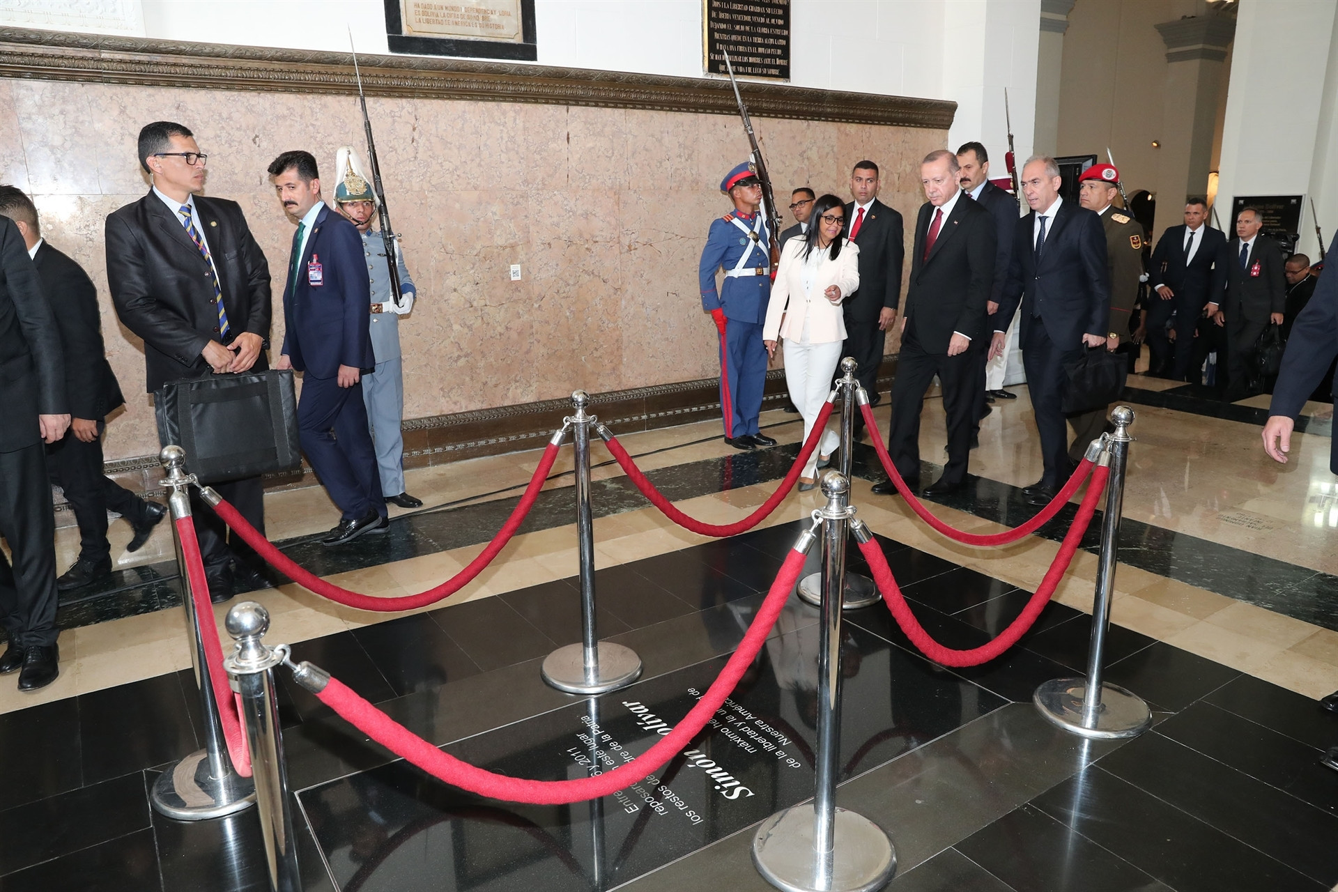 Madurodan dikkat çeken hareket Türk bayrağını yerde görünce...