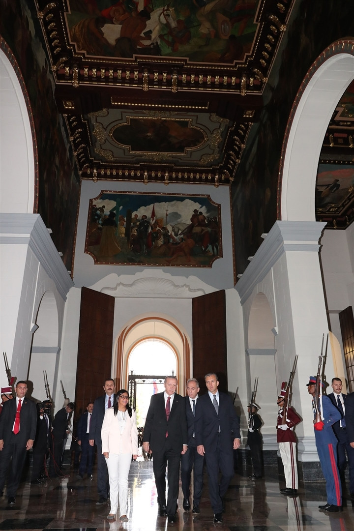 Madurodan dikkat çeken hareket Türk bayrağını yerde görünce...