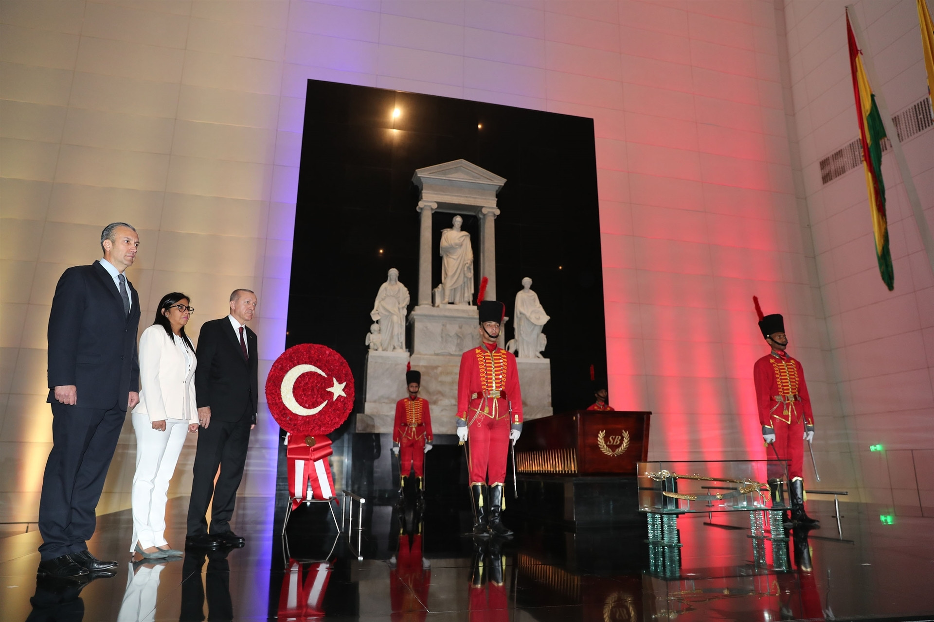 Madurodan dikkat çeken hareket Türk bayrağını yerde görünce...