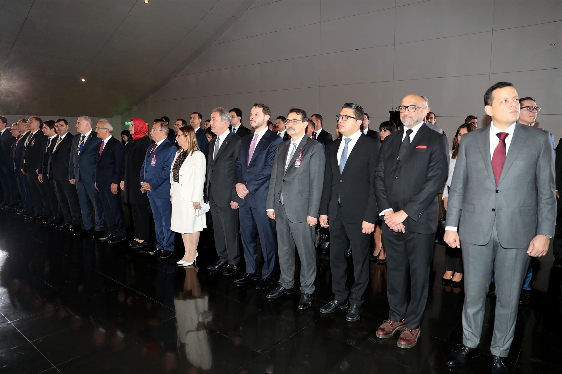 Madurodan dikkat çeken hareket Türk bayrağını yerde görünce...