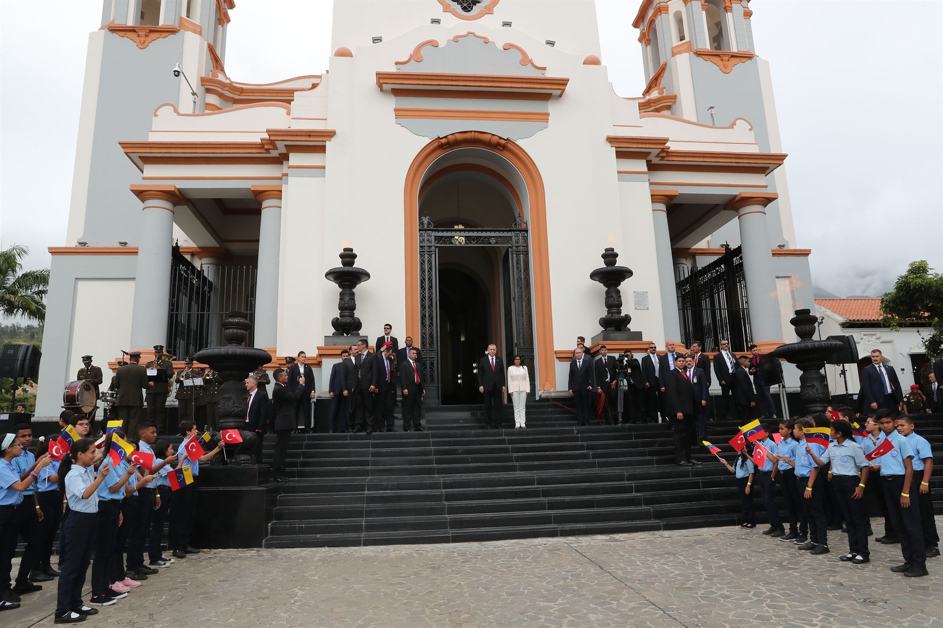 Madurodan dikkat çeken hareket Türk bayrağını yerde görünce...