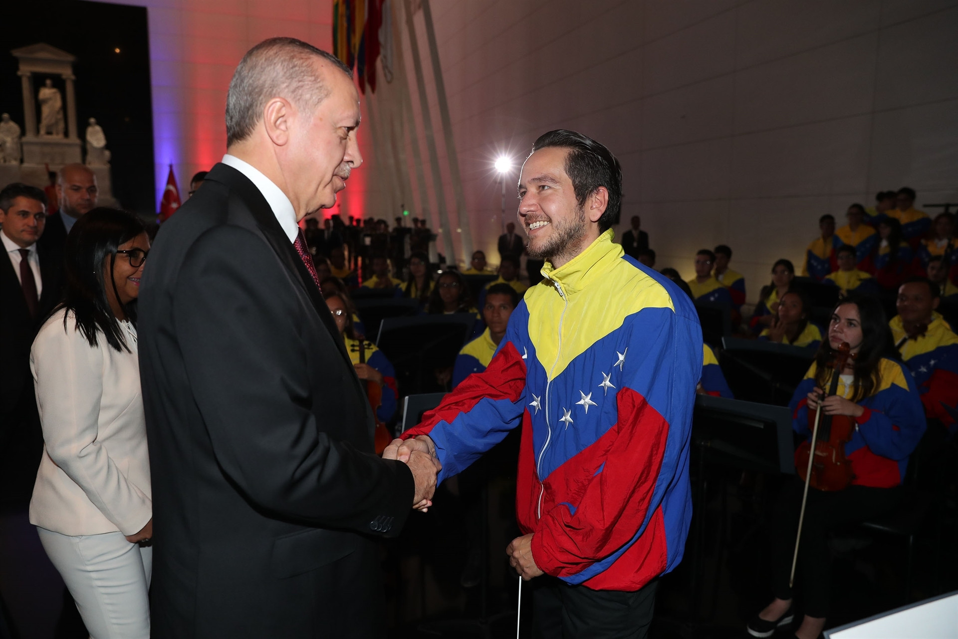 Madurodan dikkat çeken hareket Türk bayrağını yerde görünce...