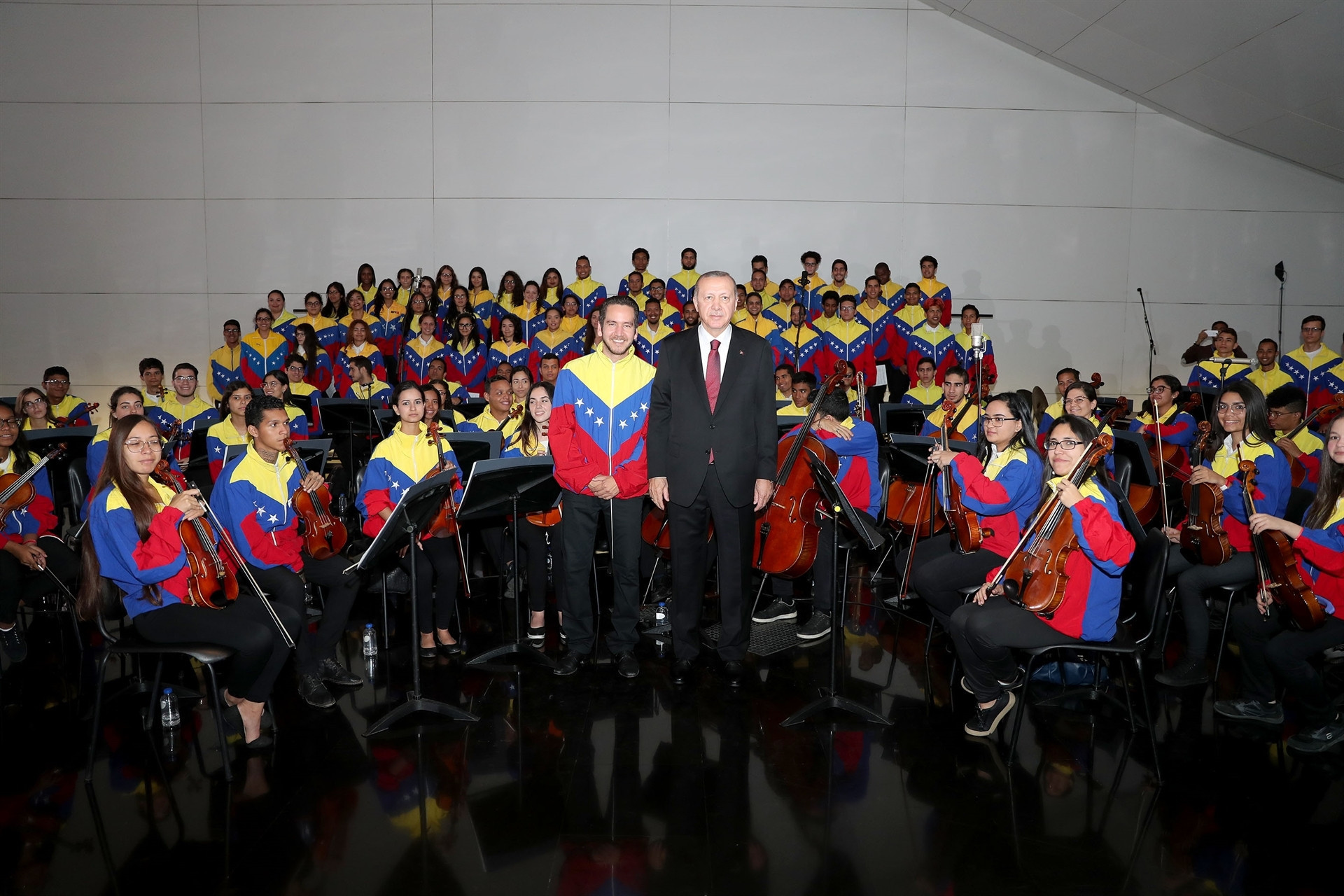 Madurodan dikkat çeken hareket Türk bayrağını yerde görünce...