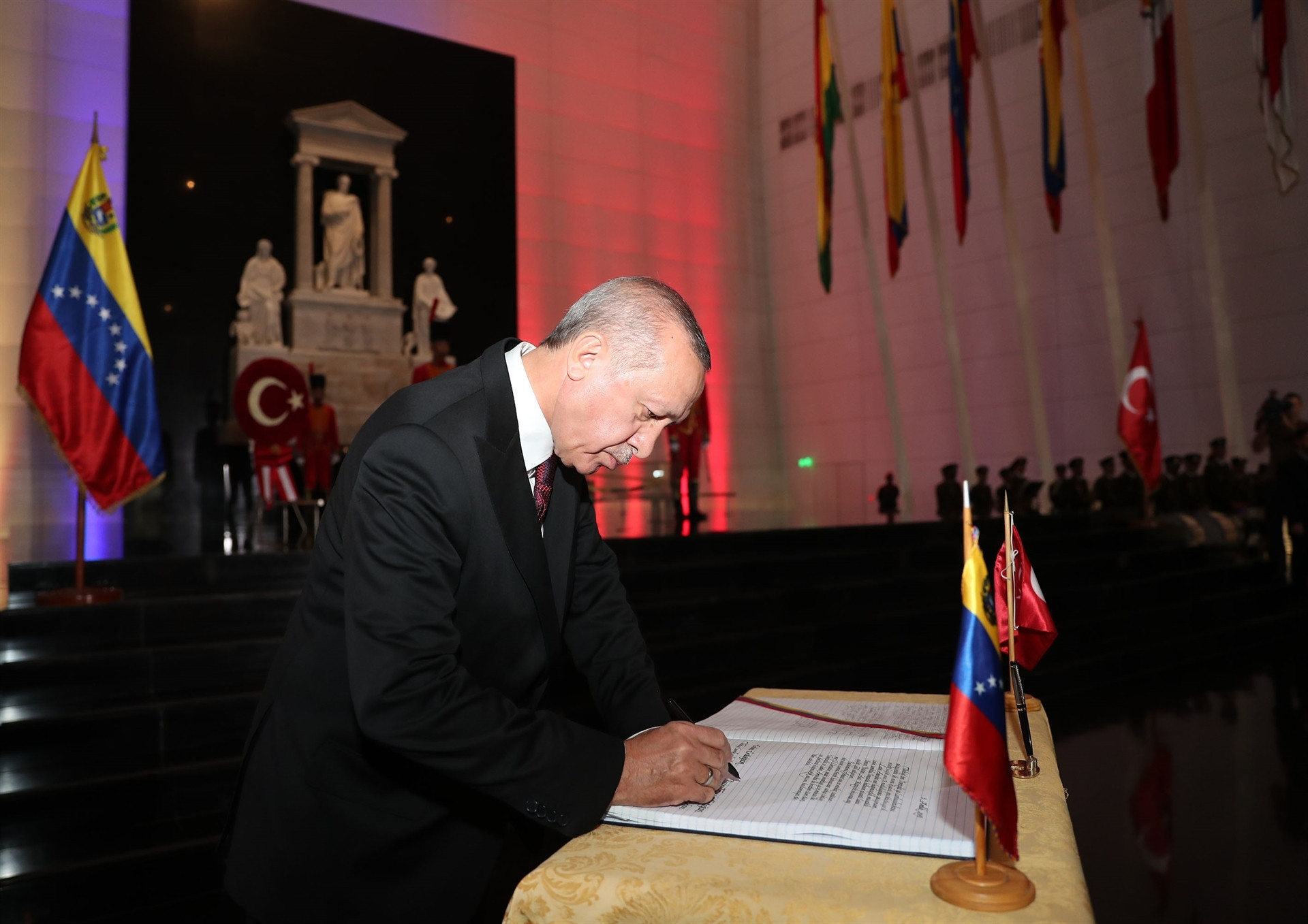 Madurodan dikkat çeken hareket Türk bayrağını yerde görünce...